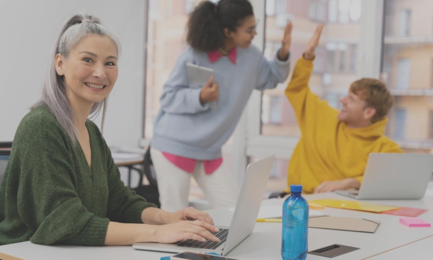 Entrepreneurs français travaillant sur leur stratégie financière